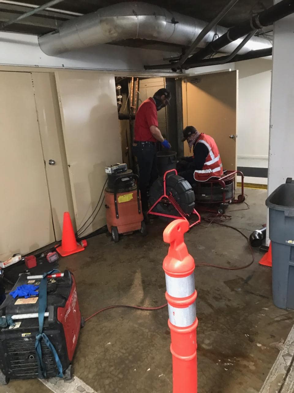 descaling-grease-lines-in-local-los-angeles-restaurant-6